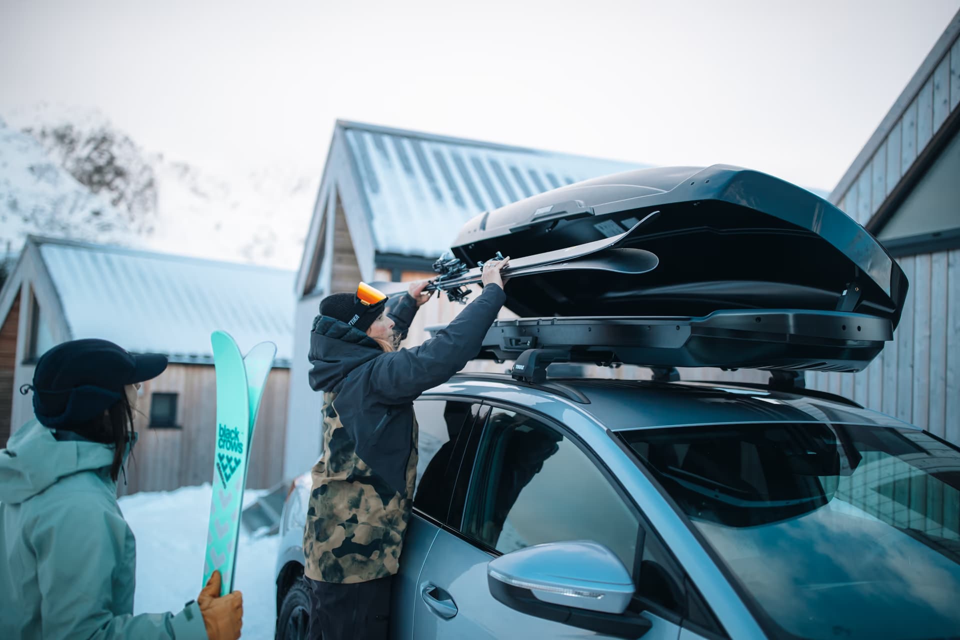 Voiture avec coffre de toit prete pour les sports d hiver